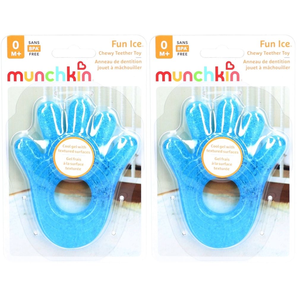 Twee blauwe bijtringen in de vorm van een hand, verpakt. Merk: munchkin. Tekst: Fun Ice, Chewy Teether Toy, BPA-vrij, 0M+.