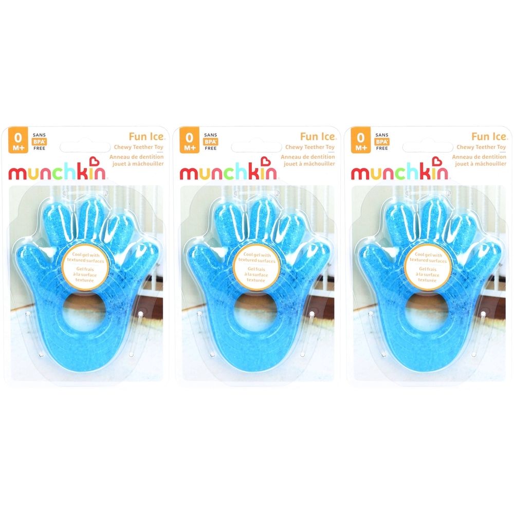 Drie blauwe handvormige bijtringen in verpakking. Merk: munchkin. Tekst: Fun Ice, 0m+.