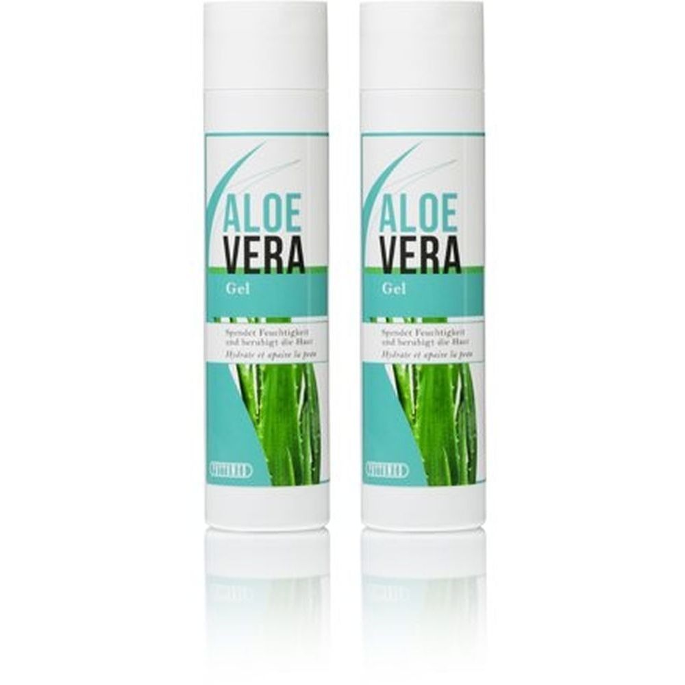 Twee witte flessen met groene en blauwe accenten. Opschrift: Aloe Vera Gel. Illustratie van aloë verabladeren.