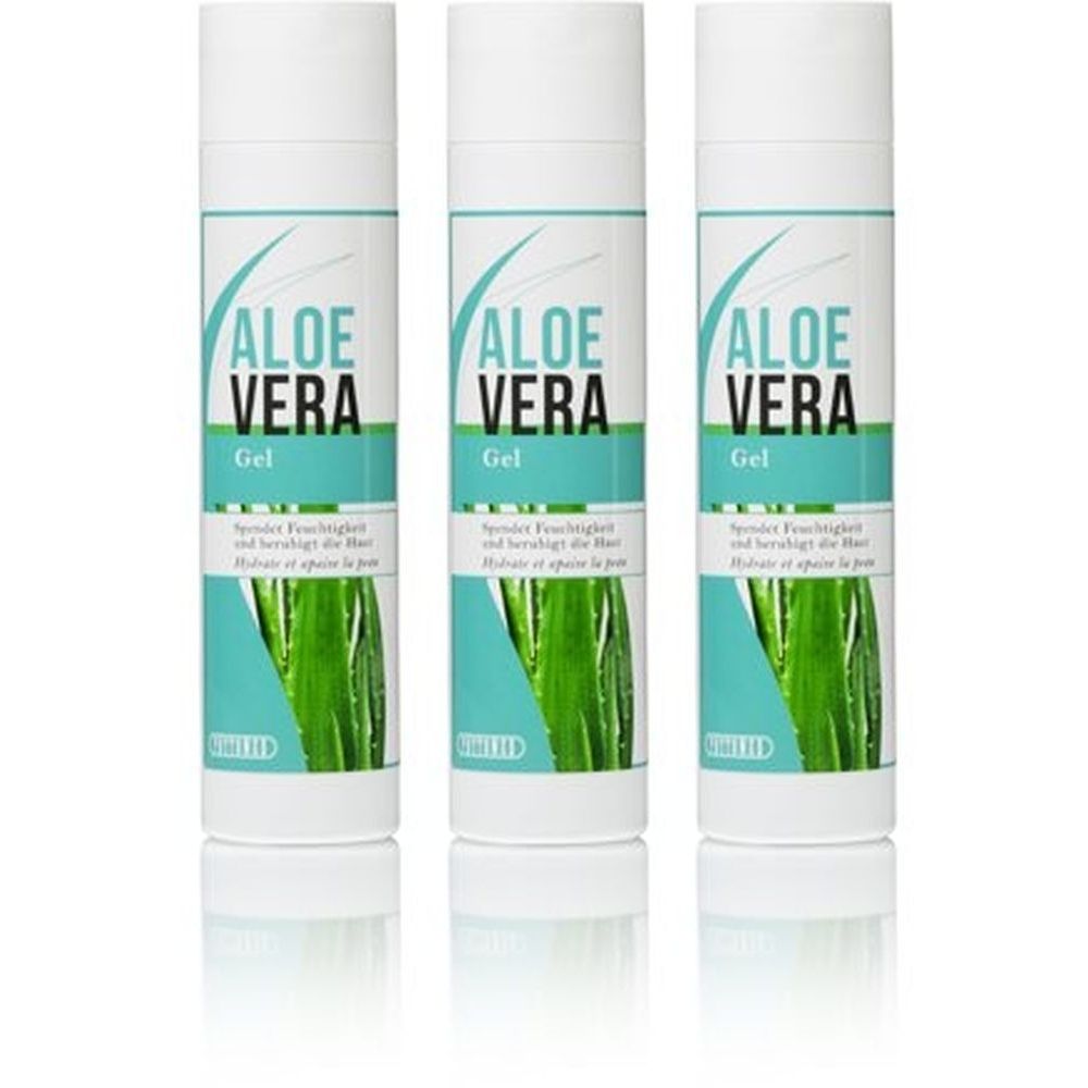 Drie witte flessen met aloë vera gel. Opschrift: Aloe Vera Gel. Turquoise achtergrond met aloë vera blad. Tekst: Hydrateert en verzacht de huid.