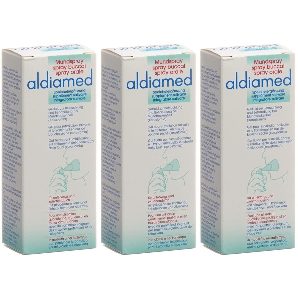 Drie dozen aldiamed mondspray. Witte verpakking met blauwe en groene tekst. Productnaam en voorbeelden van gebruik zijn afgedrukt.