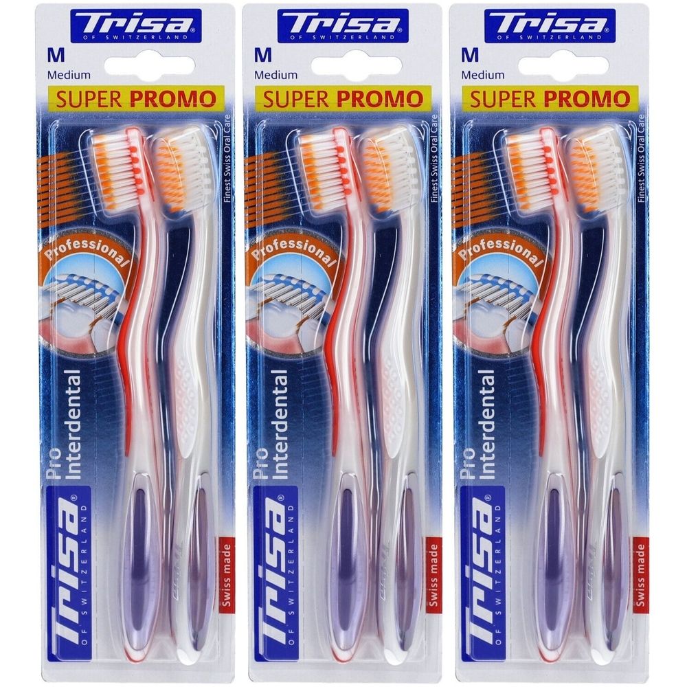 Drie tandenborstels in verpakking. Merk Trisa, model Pro Interdental. Medium borstels. Oranje borstelharen, witte kop, rode en paarse handgreep.