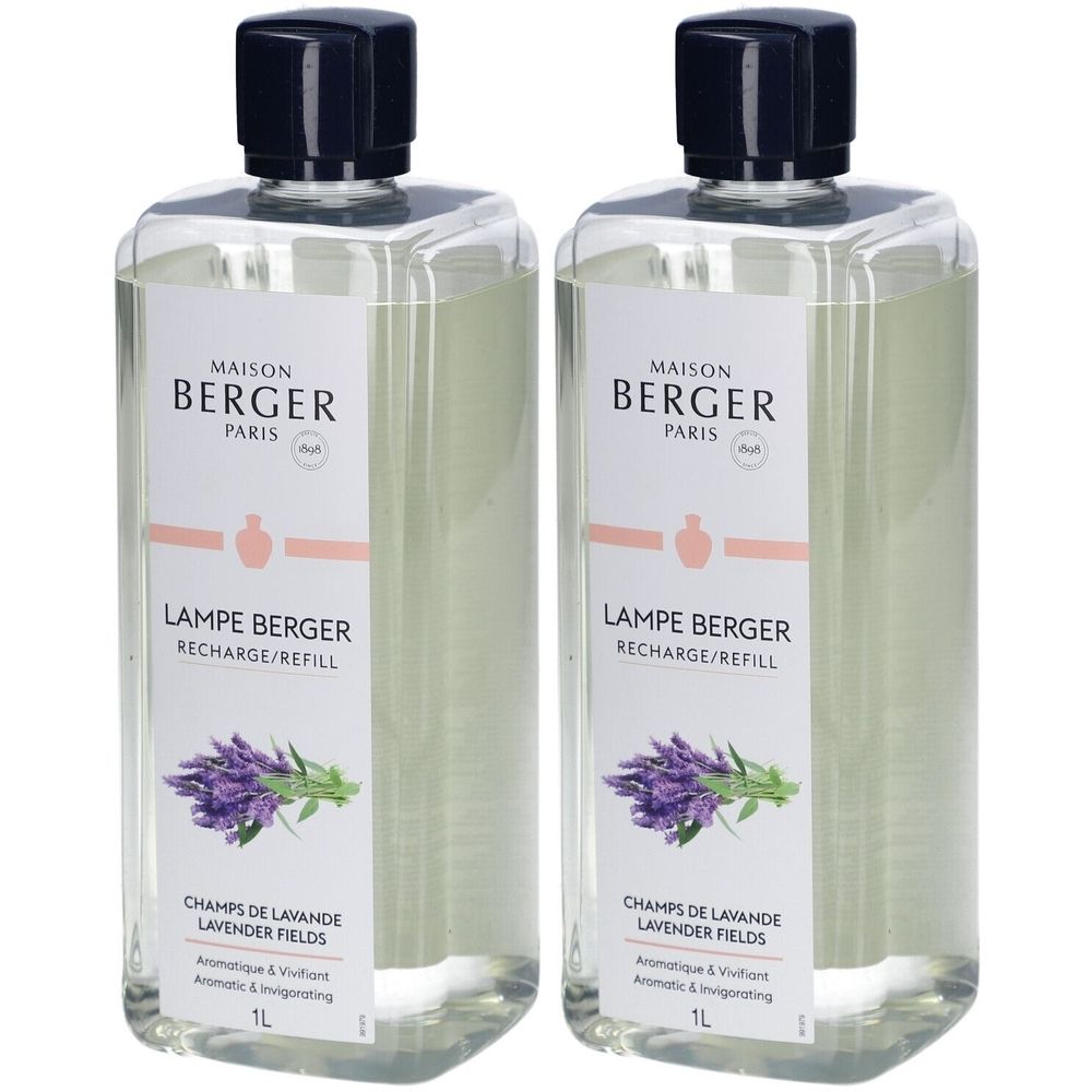 Deux flacons rectangulaires avec bouchon noir. L'étiquette indique "MAISON BERGER PARIS", "LAMPE BERGER RECHARGE/REFILL" et "CHAMPS DE LAVANDE LAVENDER FIELDS".