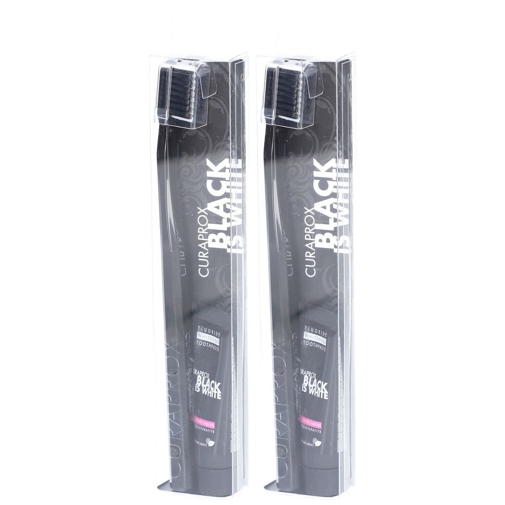 Twee tandenborstels in transparante verpakking. Op de verpakking staat "CURAPROX BLACK IS WHITE". De borstels hebben zwarte borstelharen.
