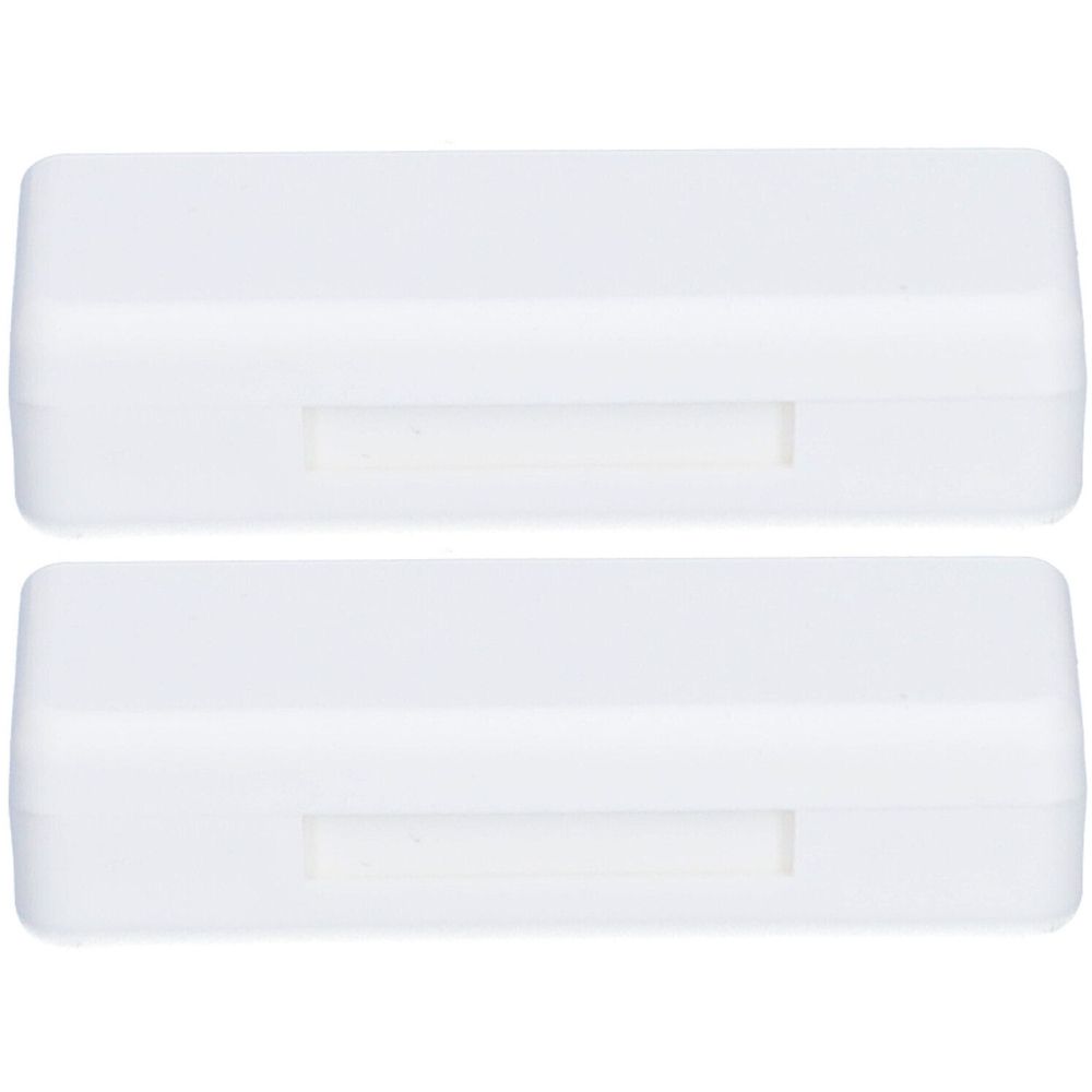 Deux piluliers blancs rectangulaires aux bords légèrement arrondis. Chaque boîte a une poignée rectangulaire.