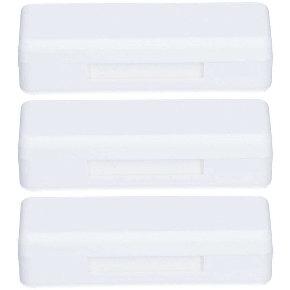 Drie witte pillendoosjes met rechthoekige vorm en een rechthoekige handgreep. De doosjes zijn naast elkaar geplaatst.