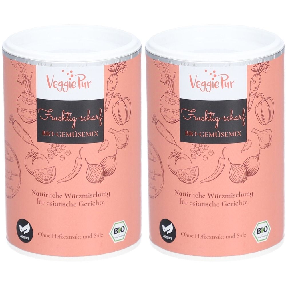 Twee blikken VEGGIEPUR groentemix. Roze blikken met witte deksels. Opschrift: Fruchtig-scharf, BIO-GEMÜSEMIX. Illustraties van groenten. Vegan- en bio-keurmerk.