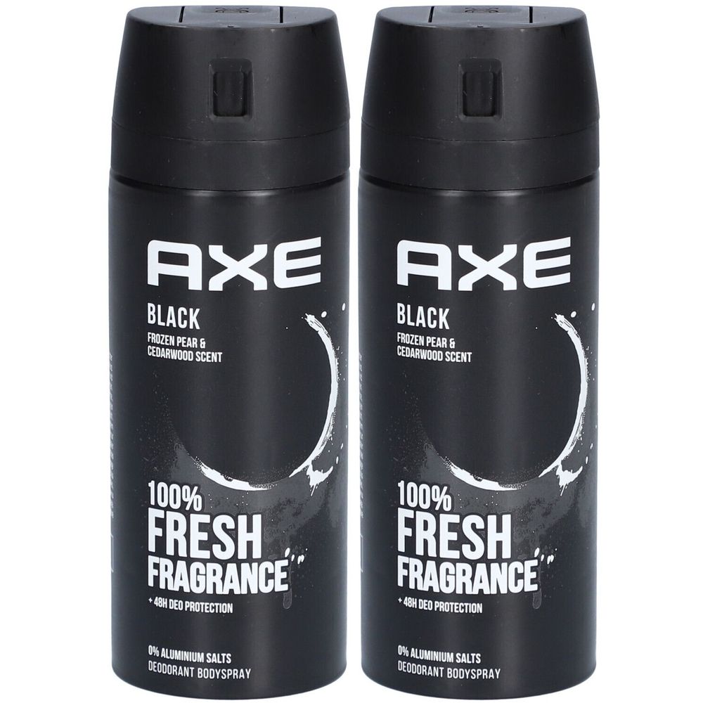 Twee zwarte deodorantsprays met AXE-logo en tekst "Black". Bevat "Frozen Pear & Cedarwood Scent". "100% Fresh Fragrance".