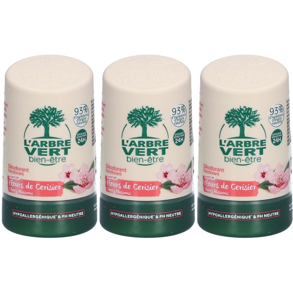 Drie cilindrische deodorants. Witte deksel, groene basis. Opschrift: L'ARBRE VERT bien-être, 93% ingrediënten van natuurlijke oorsprong, Fleurs de Cerisier.