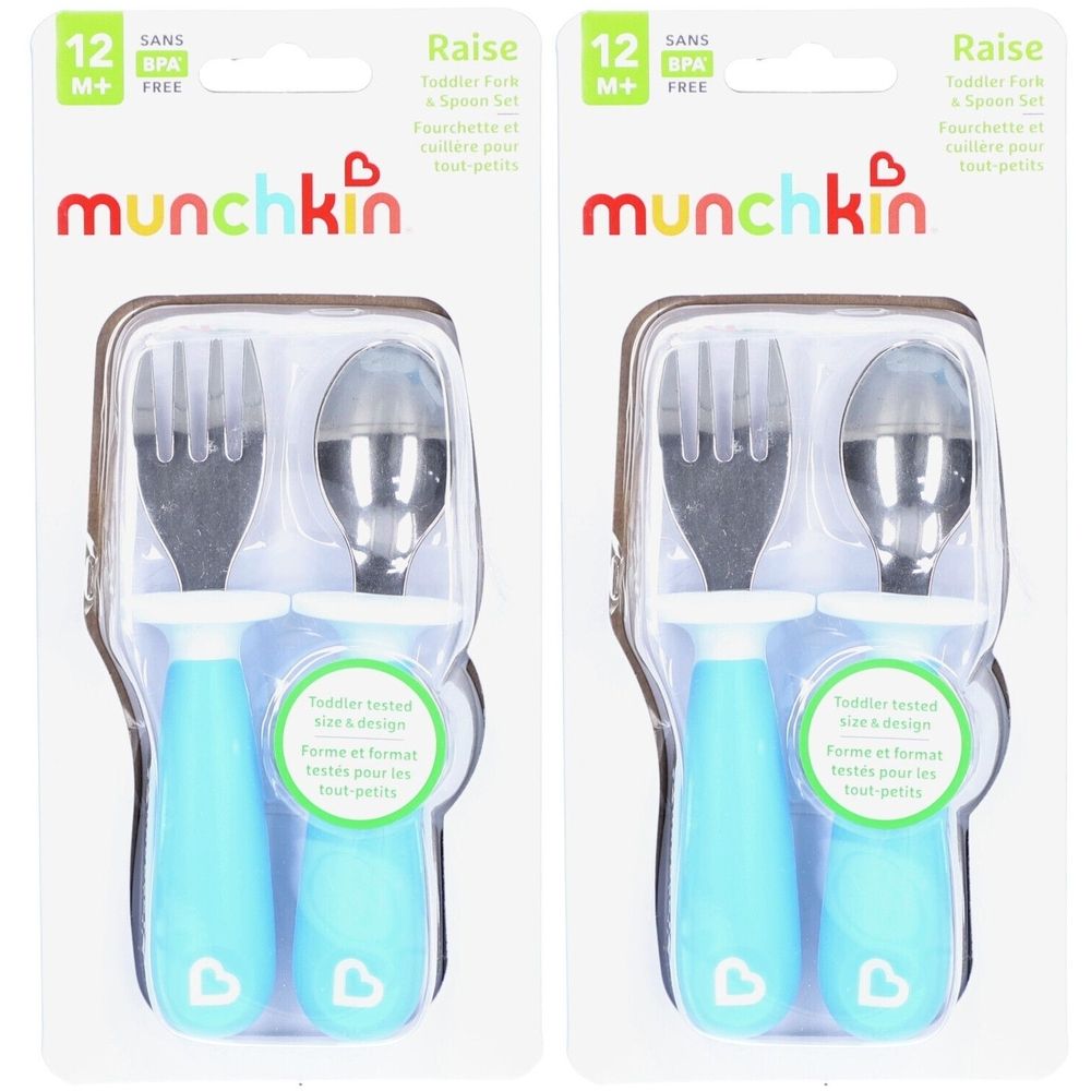 Twee sets kinderbestek in verpakking. Blauwe handvatten, zilverkleurig bestek. Merk: Munchkin. BPA-vrij.