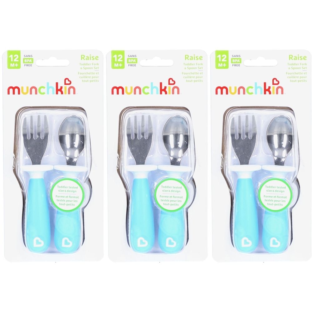 Drie verpakte sets vork en lepel. Blauwe handvatten, zilveren uiteinden. Merk: munchkin. Verpakking met productinformatie.