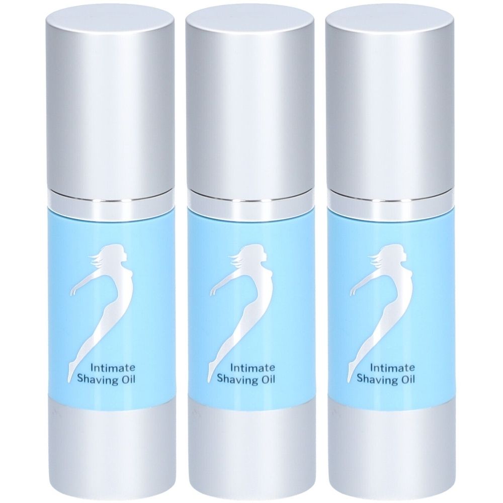Drie flessen intieme scheerolie met zilveren doppen en lichtblauwe etiketten. Op de etiketten staat een vrouw afgebeeld, met "Intimate Shaving Oil".