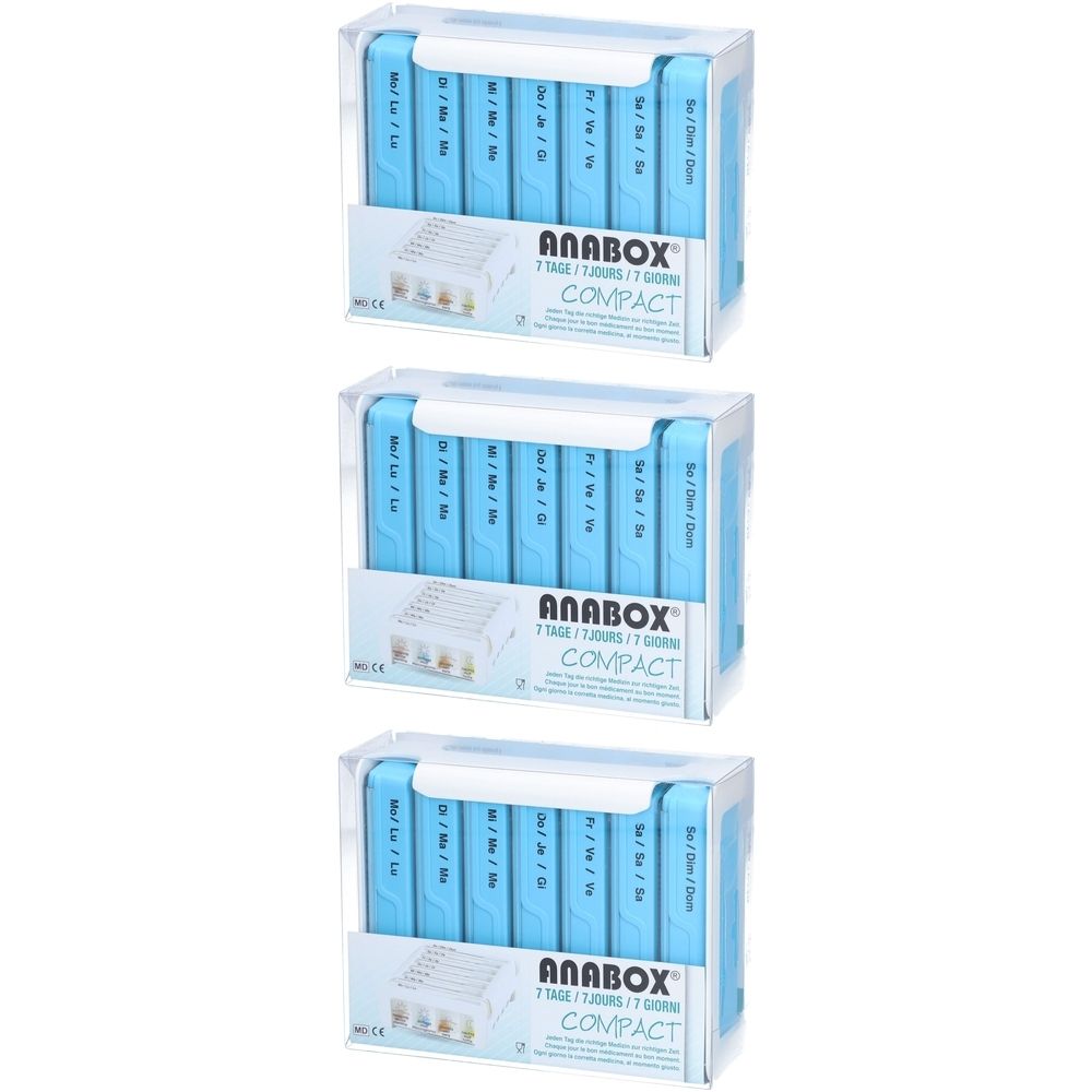 Drie Anabox Compact pillendoosjes. Elk doosje heeft zeven vakken voor de weekdagen. Blauwe pillendoosjes in transparante plastic verpakking.