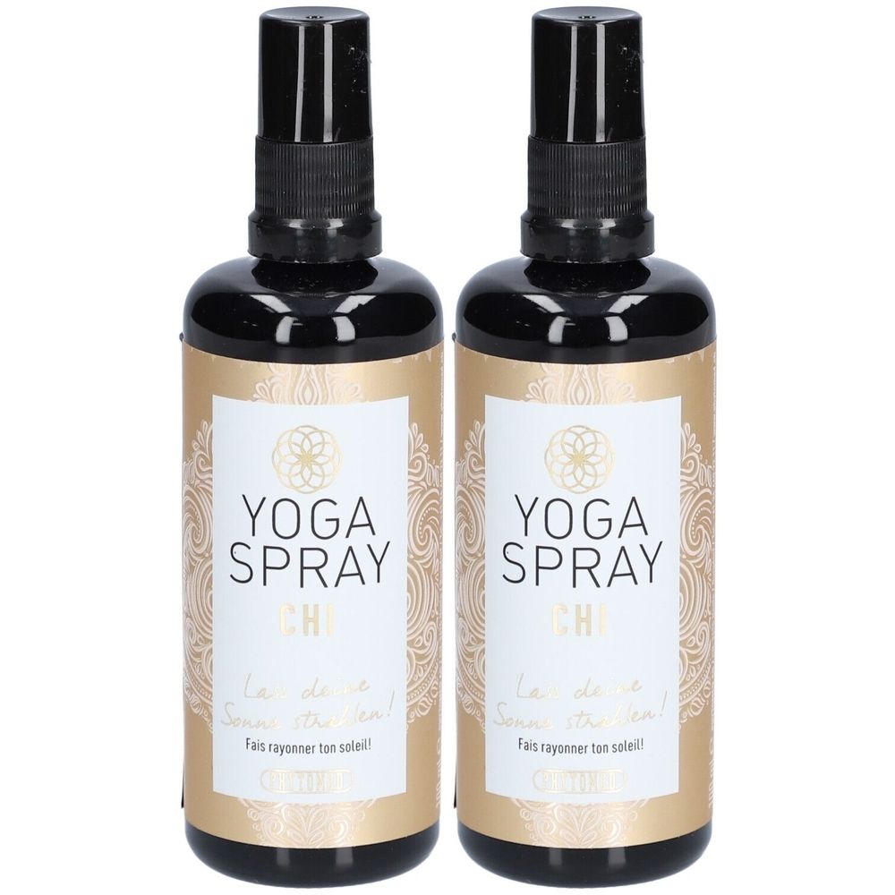 Deux flacons de spray noirs avec étiquette dorée. Inscription: YOGA SPRAY CHI. Texte: La joie de Soin ton soleil! 