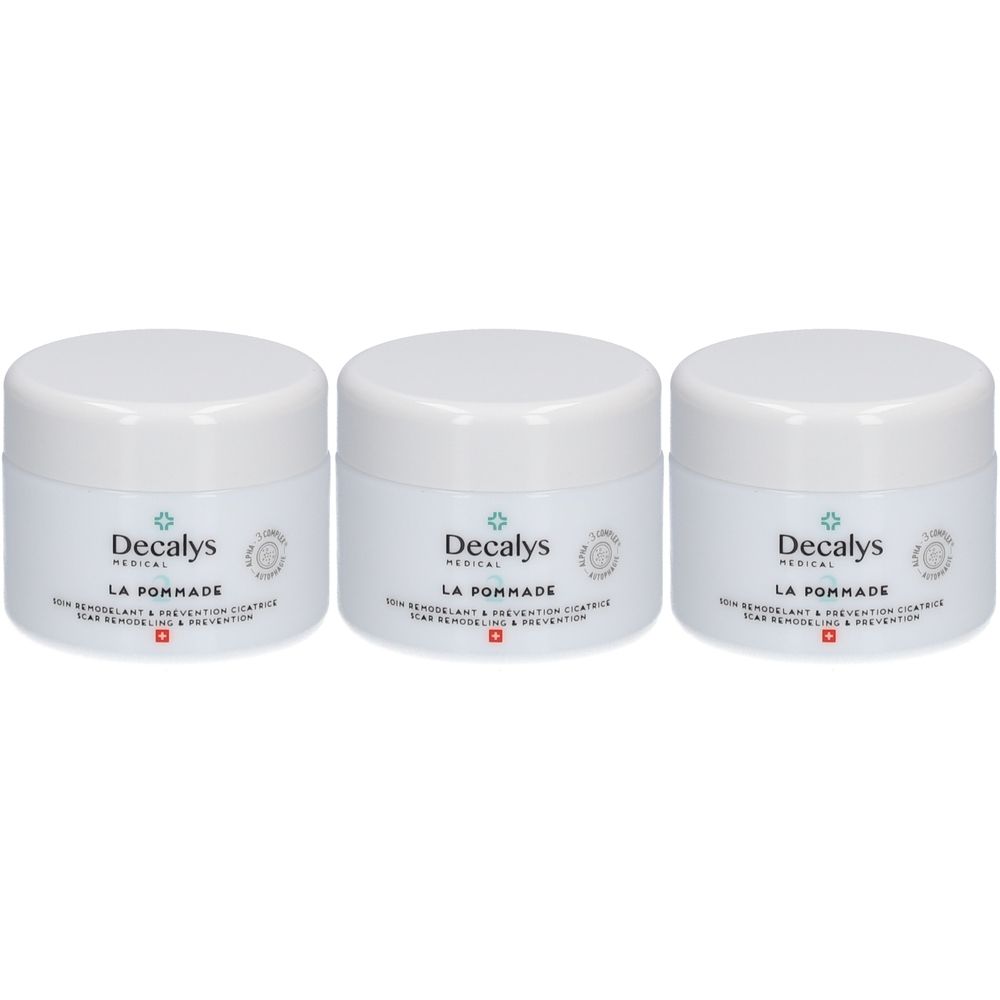 Trois pots blancs avec couvercles. Inscription: Decalys Medical, La Pommade. Texte: Réduction des cicatrices & contrôle de la prévention.