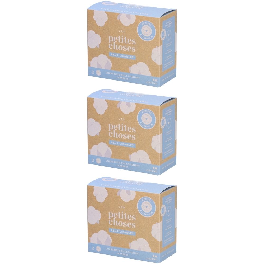 Drie productverpakkingen. Op elke verpakking staat "les petites choses". De verpakkingen zijn beige met blauwe elementen.