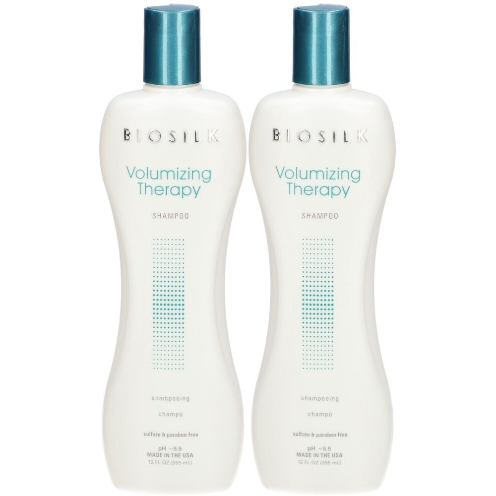 Deux flacons de shampooing blancs avec bouchons turquoise. Inscription : BioSilk Volumizing Therapy Shampoo. pH 5.5.