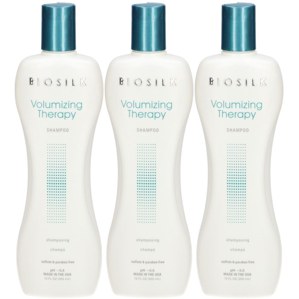 Drie witte flessen met blauwe dop. Opschrift: BioSilk Volumizing Therapy Shampoo. Zonder sulfaten en parabenen.