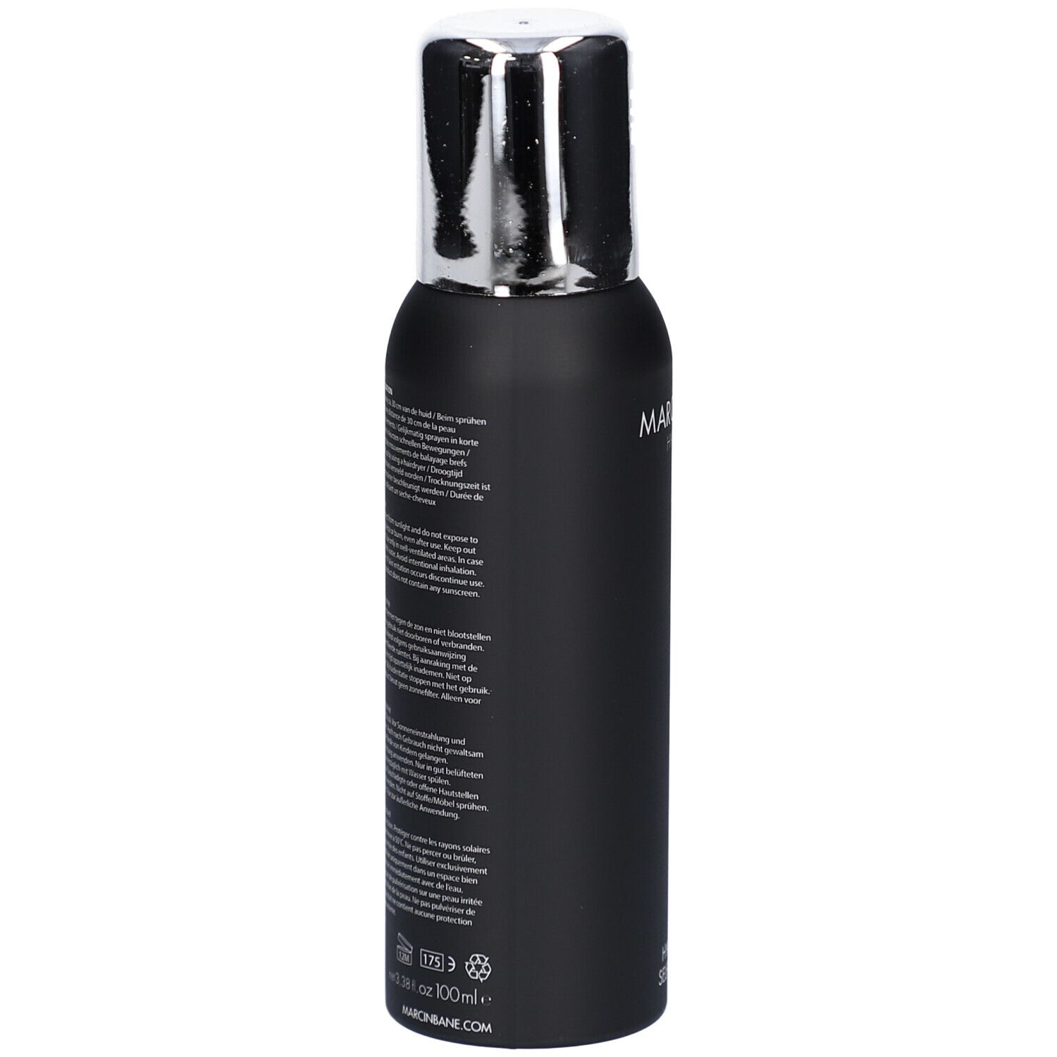 Zwarte spuitfles met zilveren dop. Tekst op de fles. MARC INBANE. Hyaluronic Tanning Spray.