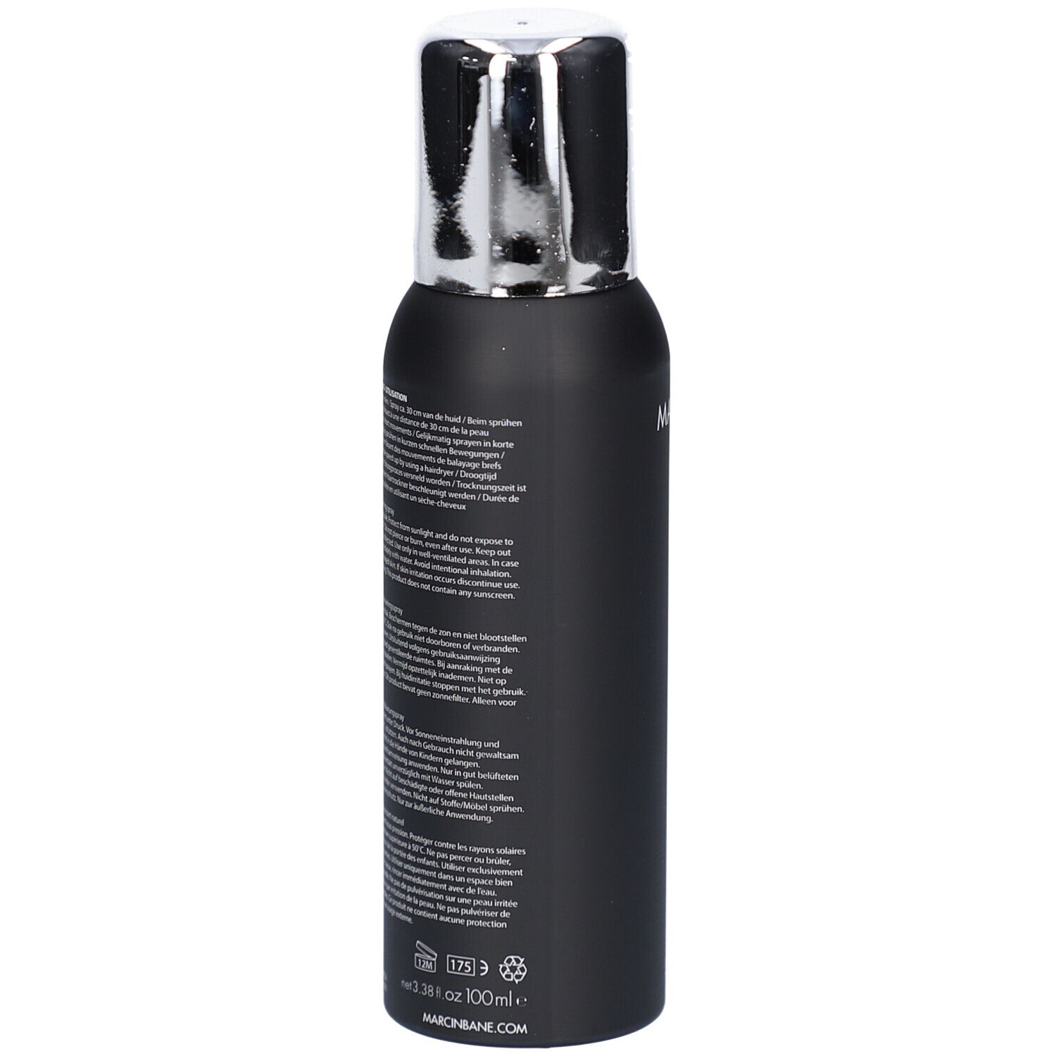 Zwarte spuitfles met zilveren dop. Tekst op de fles. MARC INBANE. Hyaluronic Tanning Spray.