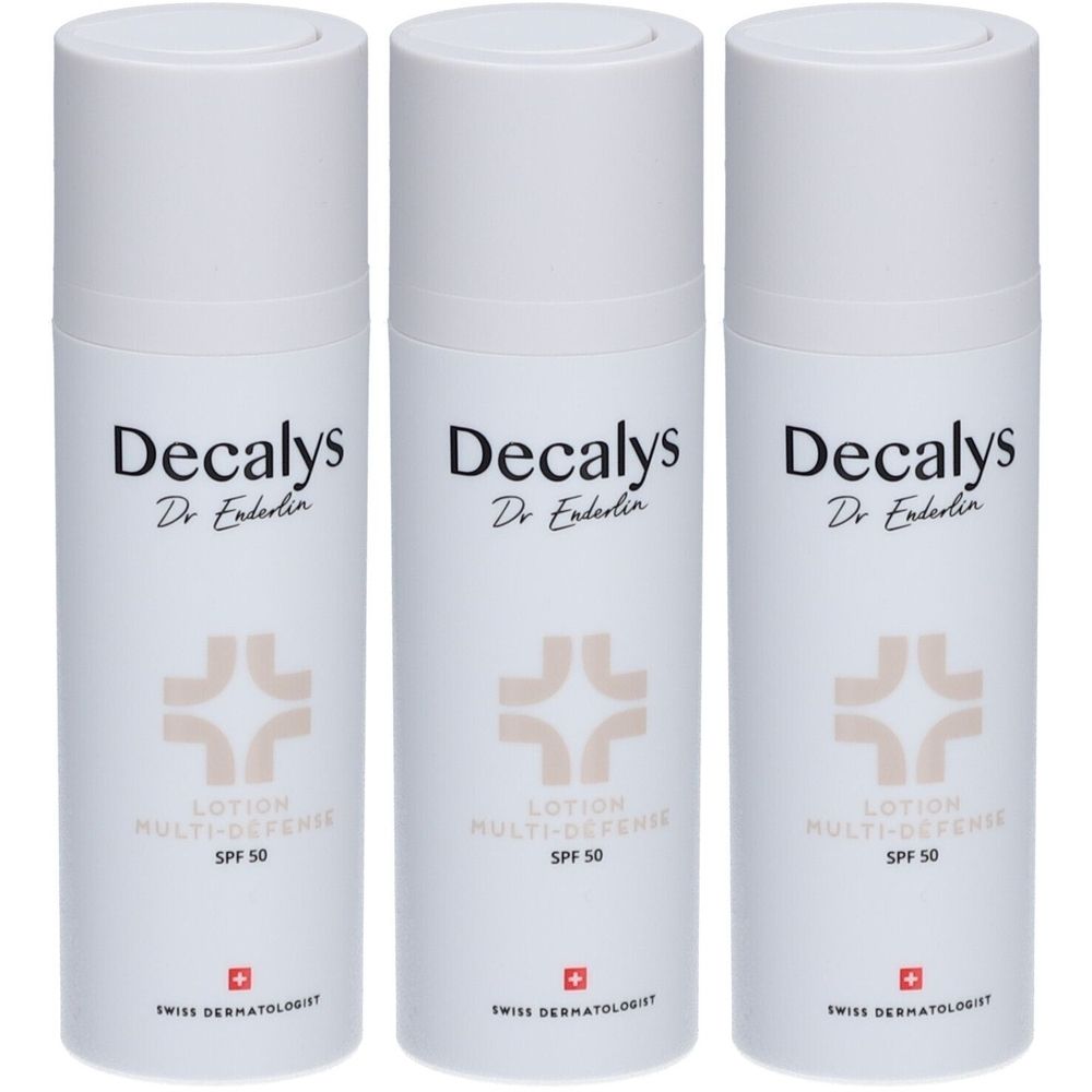 Drie witte lotionflessen met doppen. Opschrift: Decalys, Dr. Enderlin, Lotion Multi-Defense SPF 50. Zwitserse dermatologie.