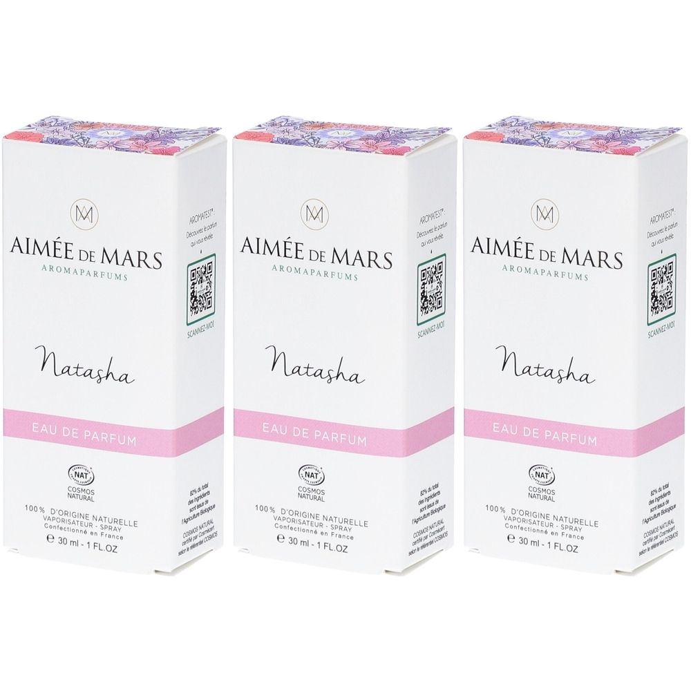 Trois boîtes blanches avec accents roses. Inscription : Aimée de Mars Natasha Eau de Parfum. Avec logo et QR code. 30 ml.