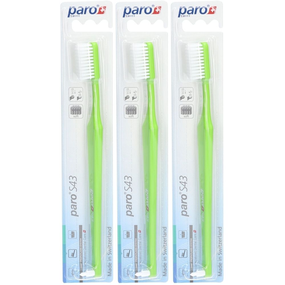 Drie tandenborstels in verpakking. Groene handvatten, witte borstelharen. Merk: paro S43. Gemaakt in Zwitserland.