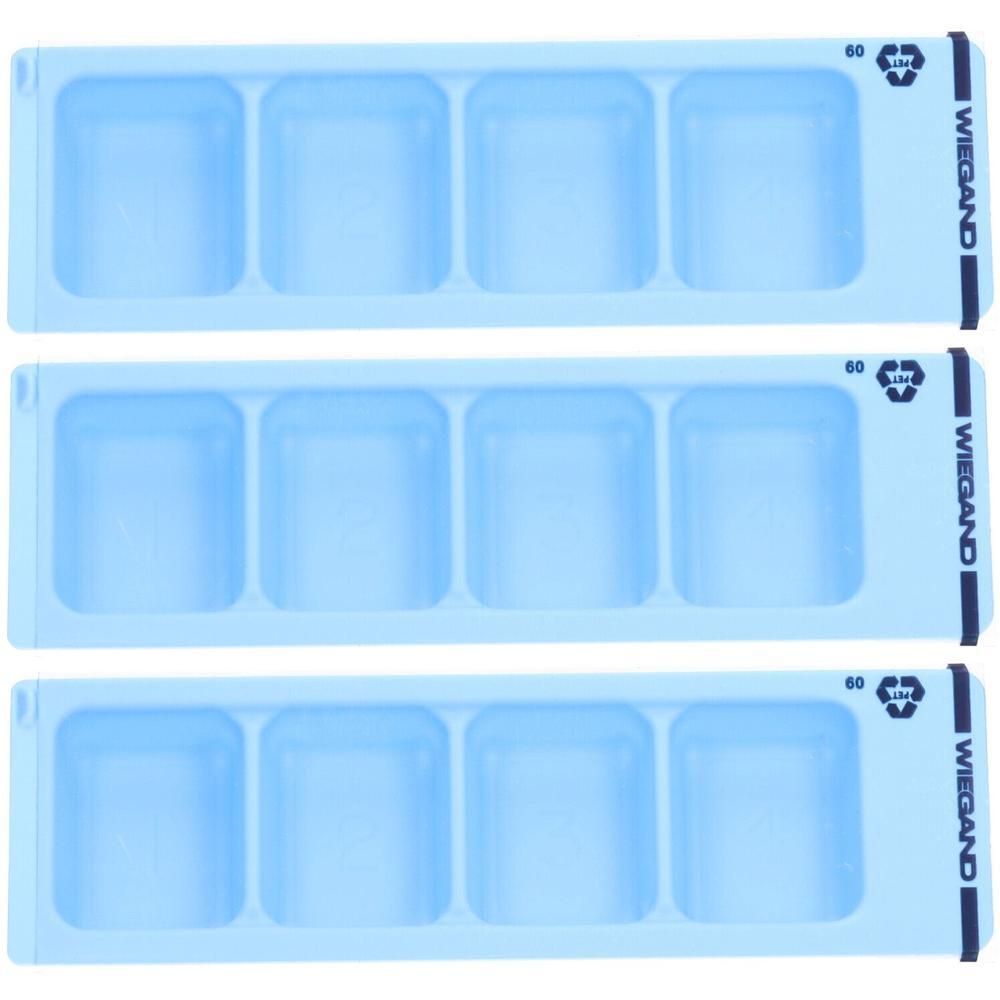 Trois distributeurs de médicaments bleus, chacun avec quatre compartiments. Étiquetés avec les chiffres 1-4 et le logo Wiegand.