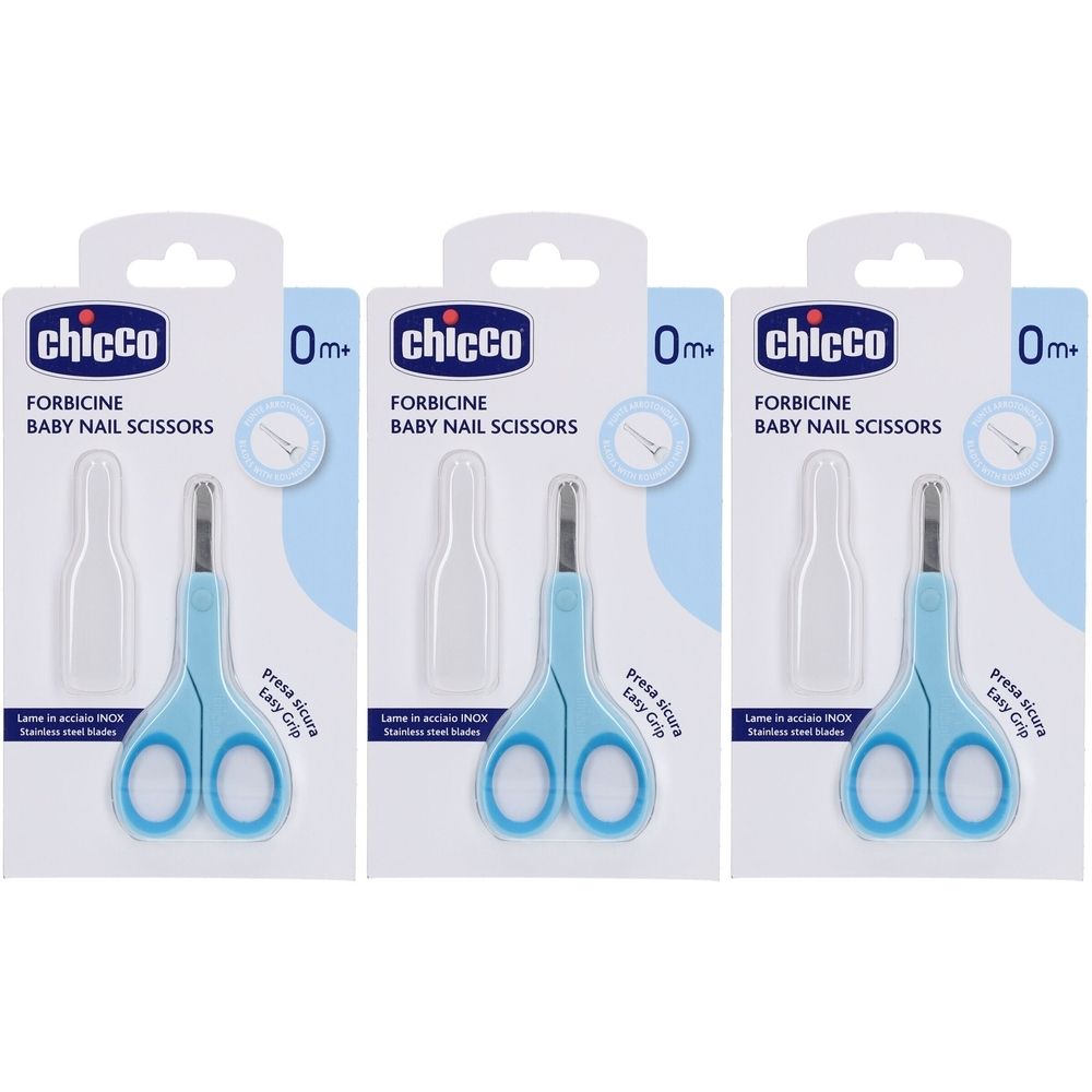 Drie blauwe babyschaartjes, verpakt. Op de verpakking staat "chicco FORBICINE BABY NAIL SCISSORS 0m+".