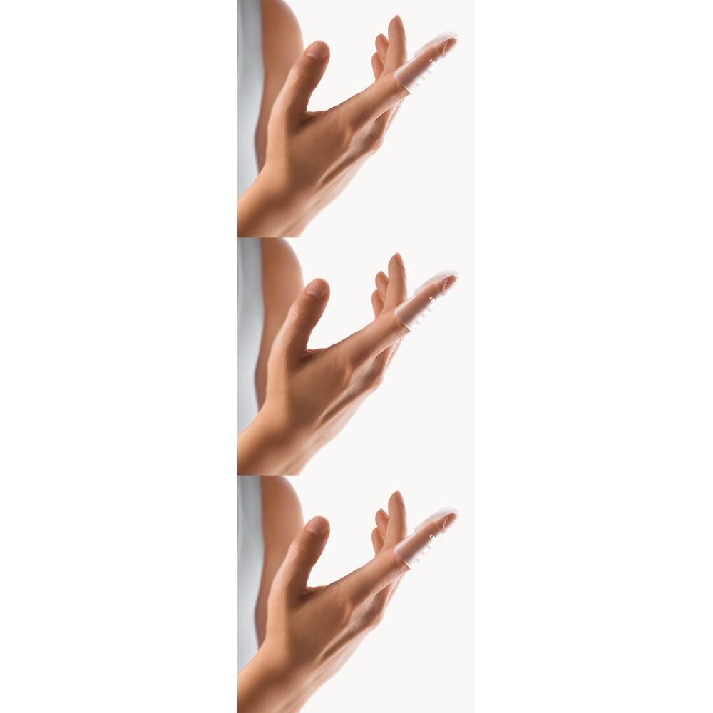 Een hand met een transparant siliconen vingerhoedje.