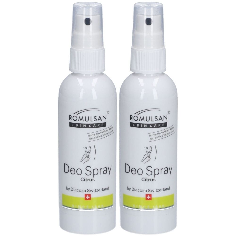 Twee witte spuitflessen. Opschrift: ROMULSAN SKIN CARE, Deo Spray Citrus, zonder aluminiumzouten. Met Zwitsers kruis.
