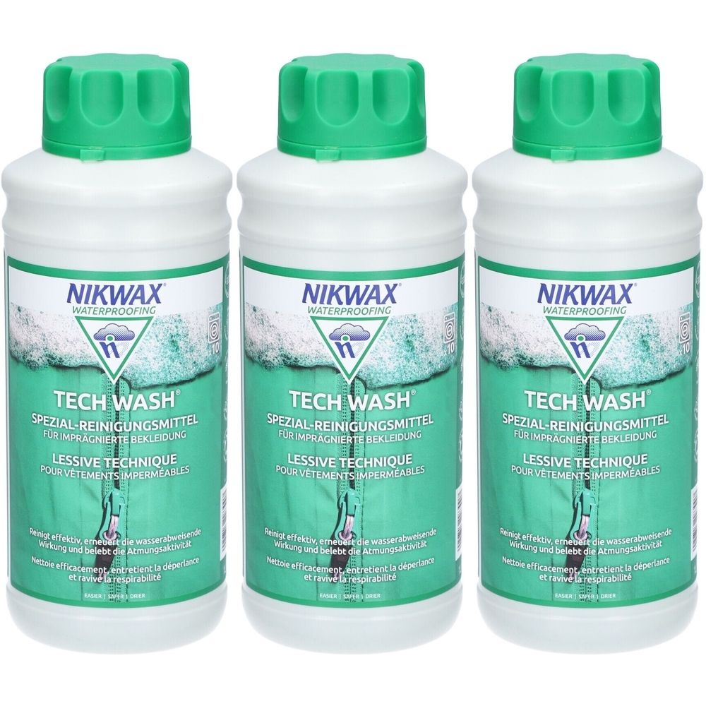 Drie flessen met groene dop en witte body. Opschrift: Nikwax Tech Wash, reinigingsmiddel voor waterdichte kleding.