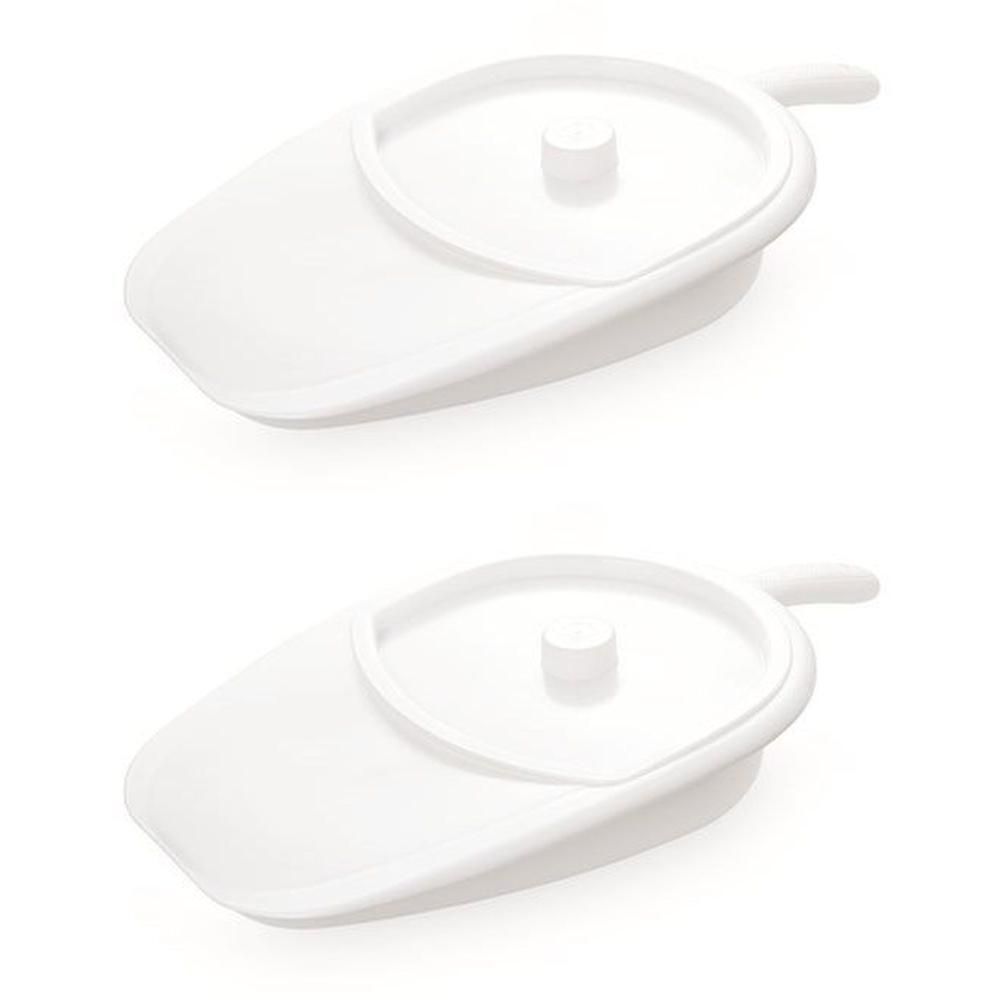Witte bedpan met deksel en handvat.