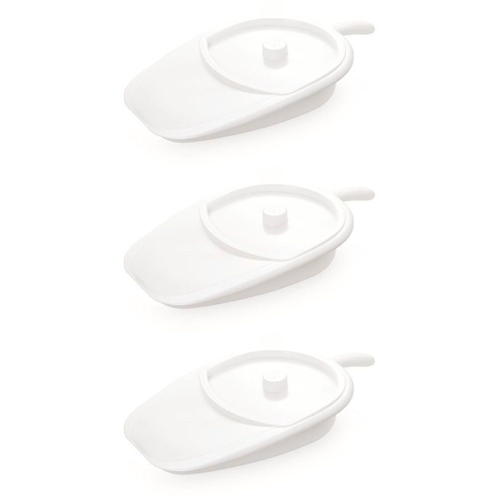 Drie witte bedpannen met deksel. Elke pan heeft een ovale vorm, een deksel en een handvat.