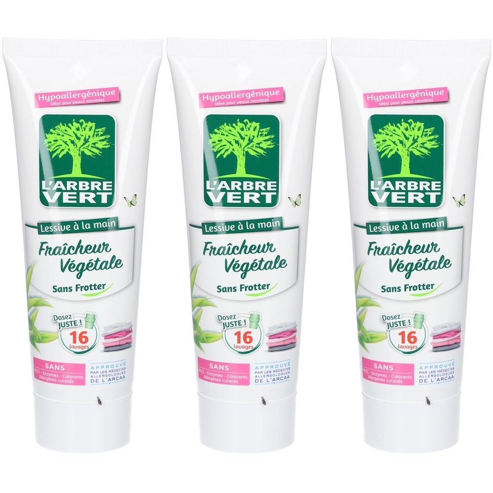 Drie tubes handzeep. Wit, met groene en roze elementen. Tekst: L'Arbre Vert, Fraîcheur Végétale, Sans Frotter, hypoallergeen.