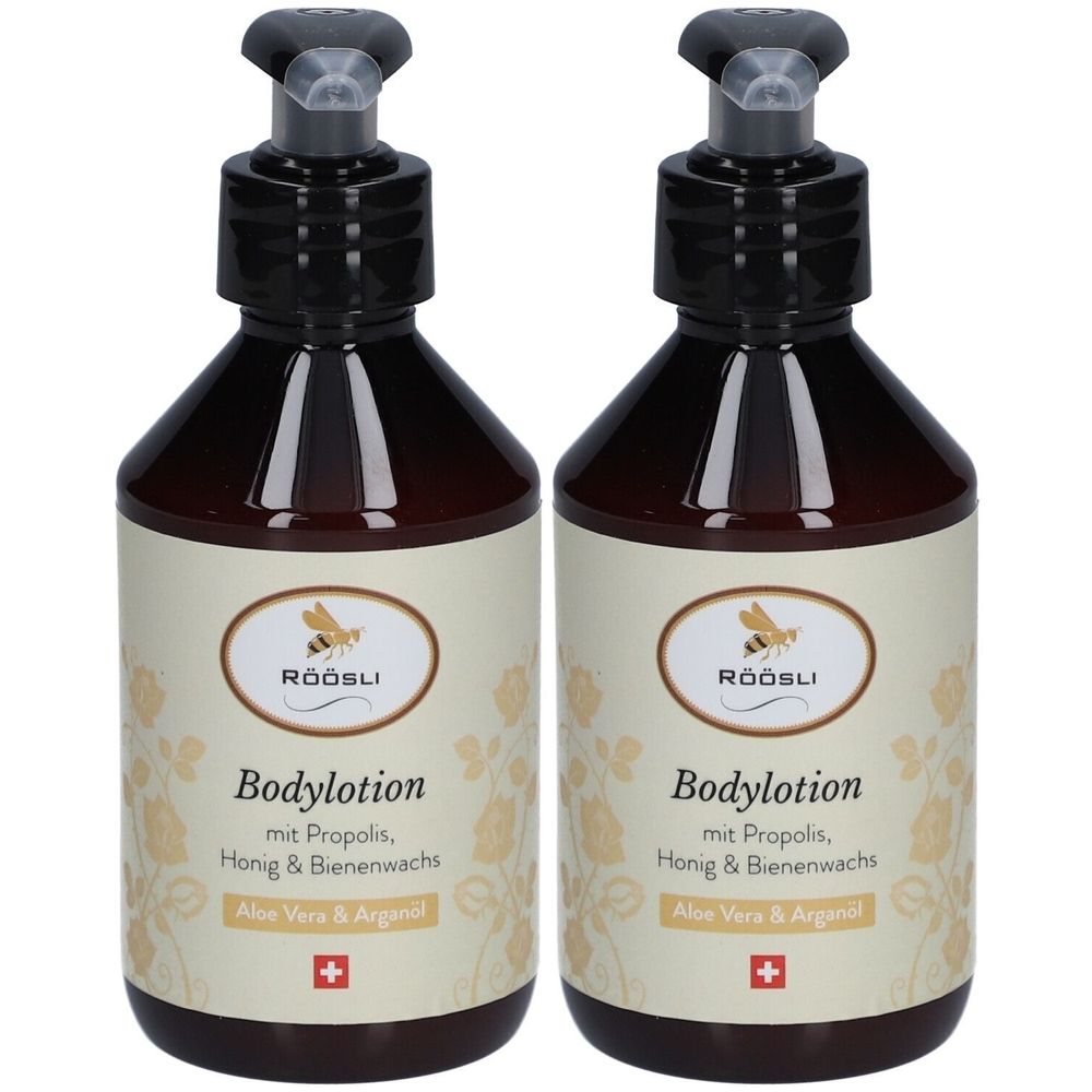 Twee bruine flessen met zwarte pompen. Labels met "Bodylotion" en "Röösli". Zwitsers kruis.