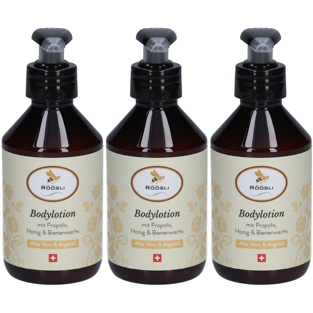Trois flacons bruns avec pompe doseuse. Les étiquettes indiquent "Bodylotion" et "Röösli". Croix suisse.