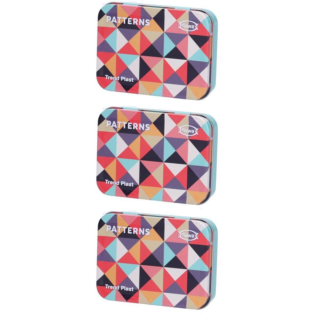 Drie rechthoekige metalen blikken met een geometrisch patroon van kleurrijke driehoeken. Bovenop staat 'PATTERNS' en 'Trend Plast'.