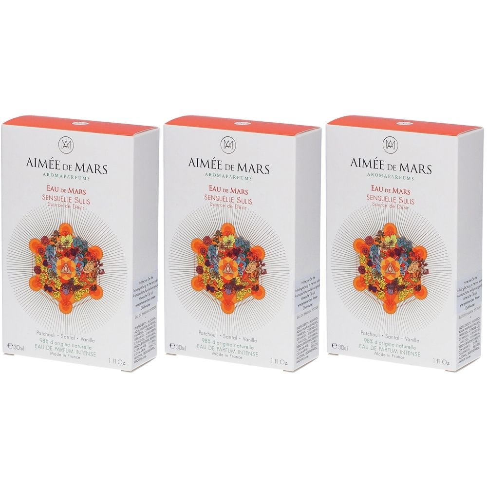 Drie witte dozen met oranje deksels. Op elke doos staat "AIMÉE DE MARS" en "EAU de MARS SENSUELL SULIS". Bedrukt met bloemenpatroon.