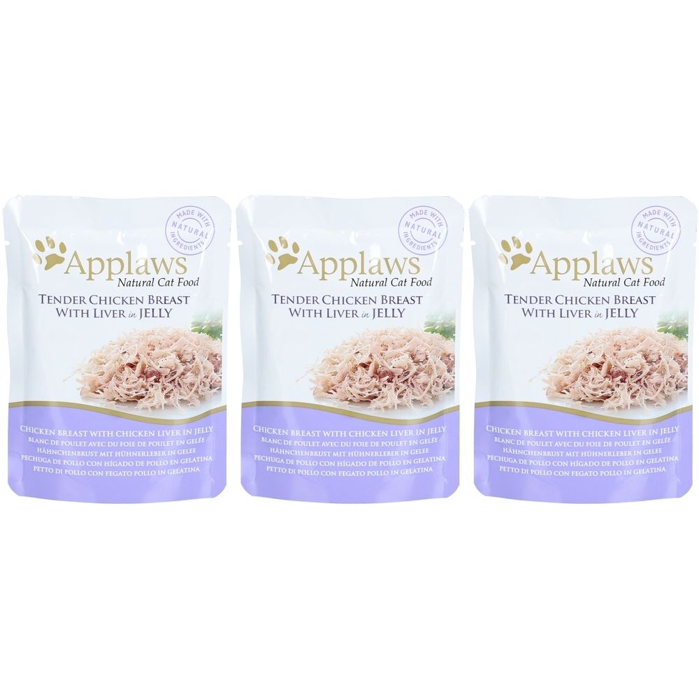 Drie zakjes Applaws™ kattenvoer. Opschrift: Tender Chicken Breast with Liver in Jelly. Product met kippenborst en lever in gelei.