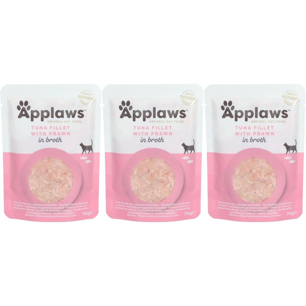 Drie zakjes Applaws natvoer voor katten. Elk zakje toont tonijn en garnaal in bouillon. Roze en witte verpakking met logo en tekst.