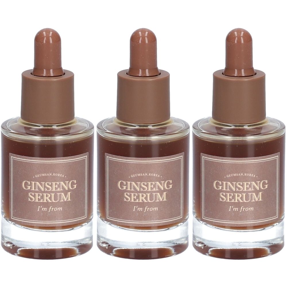 Drie flessen ginseng serum met bruine doppen en etiketten. Opschrift: Ginseng Serum, I'm from.