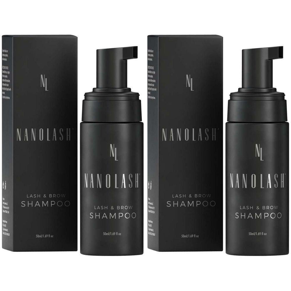 Drie zwarte flessen met pomp en dozen. Opschrift: NANOLASH, LASH & BROW SHAMPOO.