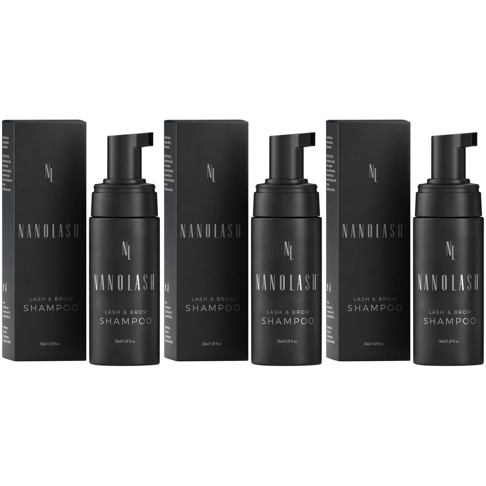 Meerdere zwarte flessen met pomp en dozen. Opschrift: NANOLASH, Lash & Brow Shampoo.