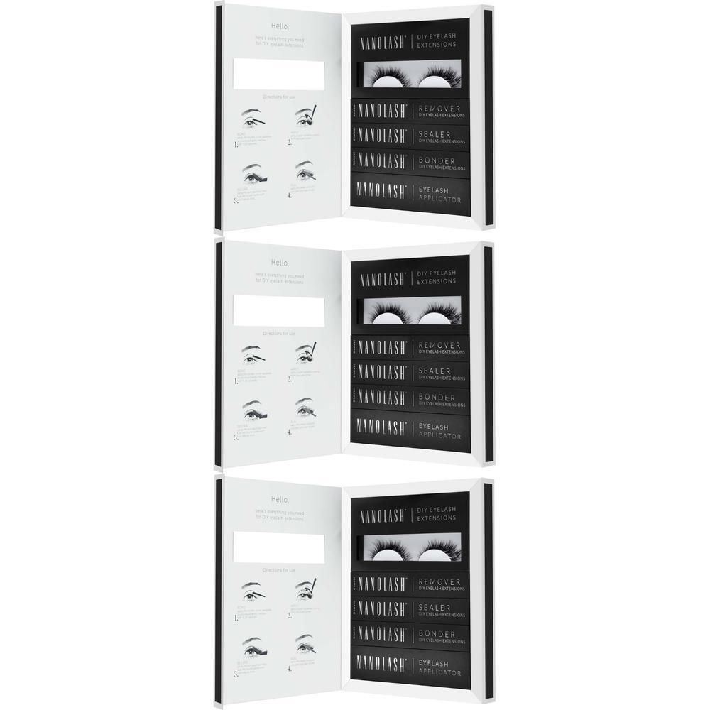 Trois cartes pliantes ouvertes présentant des kits de extensions de cils. Chaque carte montre des instructions et des échantillons de produits.