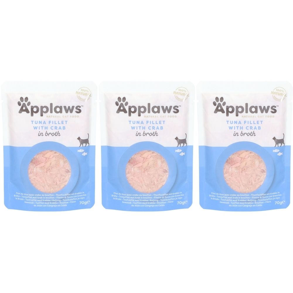 Drie zakjes aanvullend voer voor katten. Opschrift: Applaws, tonijnfilet en krab in bouillon. Zichtbaar product in een blauw-witte verpakking.