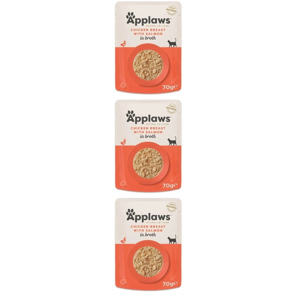 Trois sachets de nourriture pour chats. Inscription : Applaws, poitrine de poulet au saumon en bouillon. Éléments ronds orange avec nourriture. 70g.