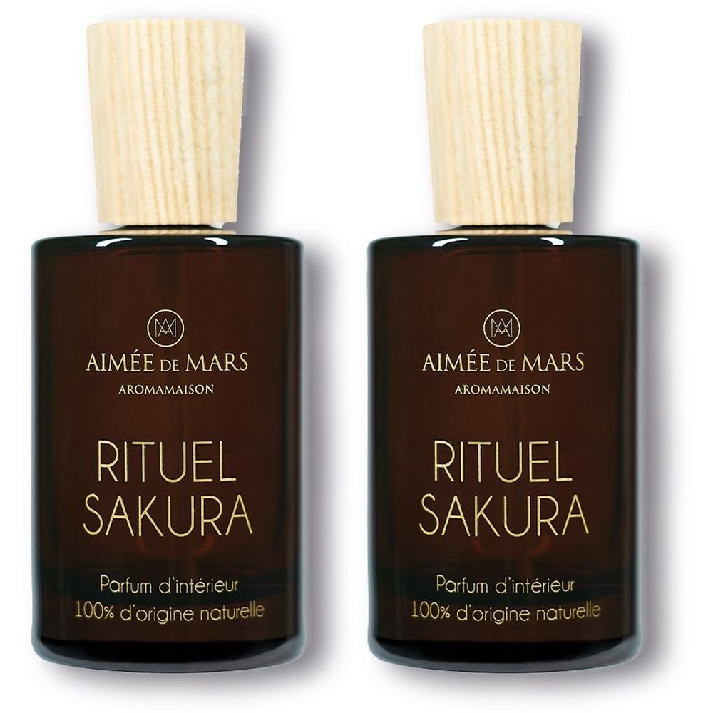 Deux flacons bruns avec bouchons en bois. Inscription : Aimée de Mars, Rituel Sakura, Parfum d'intérieur, 100% d'origine naturelle.