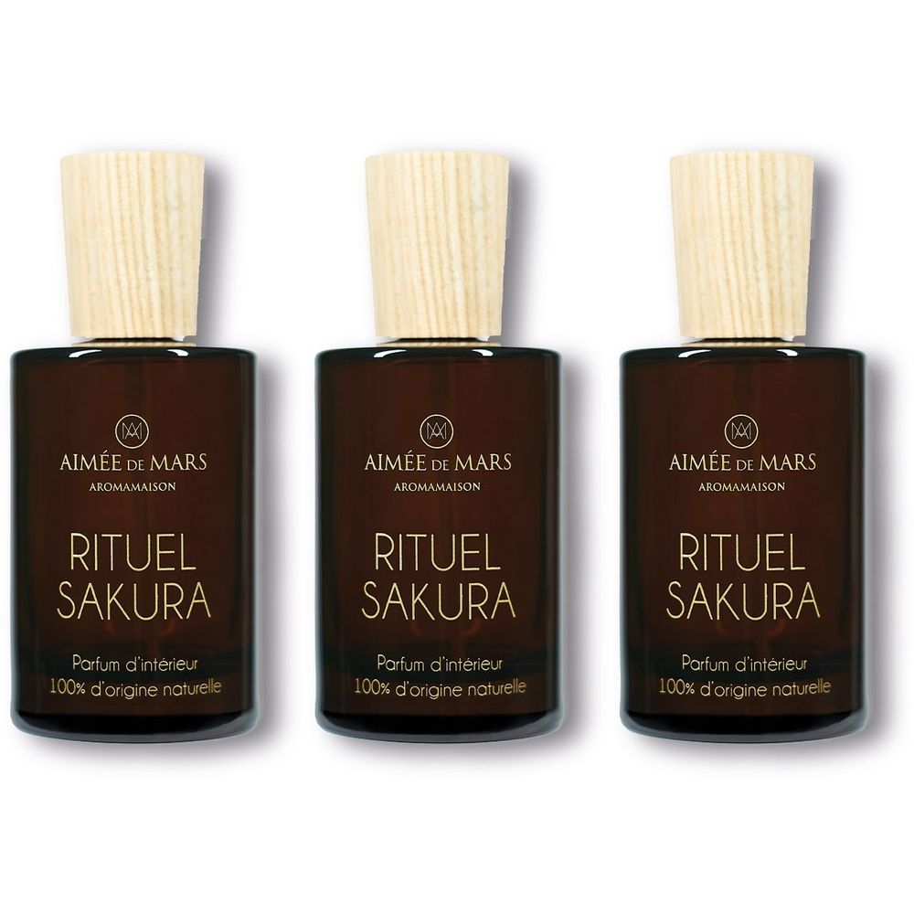 Trois flacons avec bouchons en bois. Inscription: Aimée de Mars, Rituel Sakura, Parfum d'intérieur, 100% d'origine naturelle.