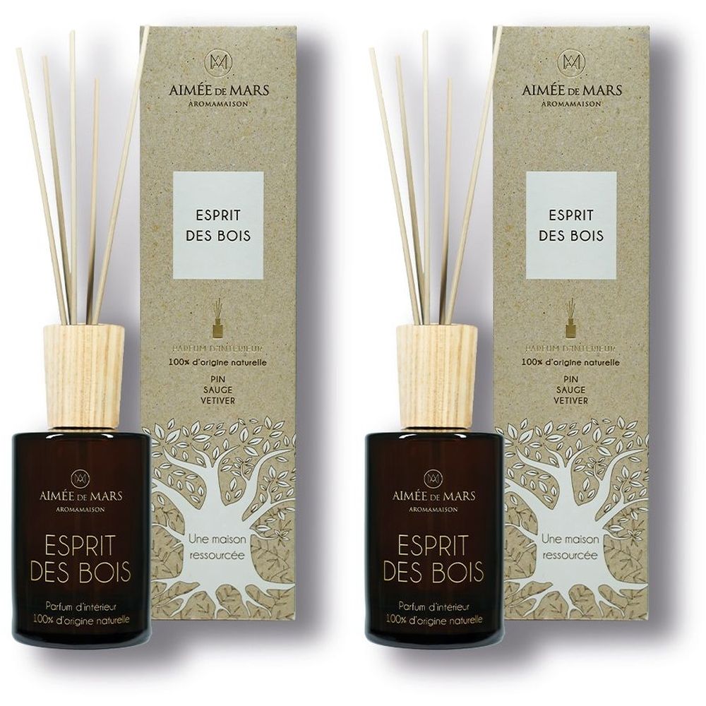 Deux diffuseurs de parfum d'ambiance. Chaque ensemble comprend un flacon en verre brun avec un bouchon en bois et des bâtonnets, ainsi qu'une boîte en carton.